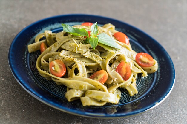 Fettuccine De Espinacas Con Tomates