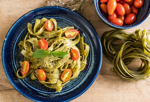 Fettuccine De Espinacas Con Tomates