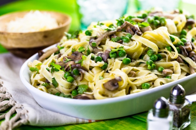 Fettuccine fresco com molho cremoso de cogumelos.