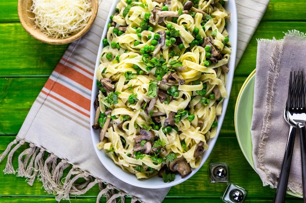 Fettuccine fresco com molho cremoso de cogumelos.