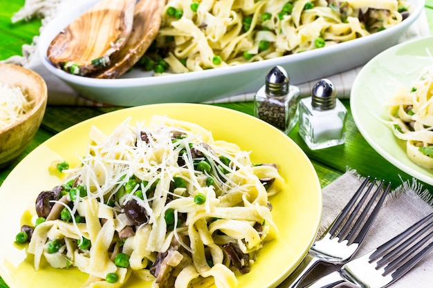 Fettuccine fresco com molho cremoso de cogumelos.