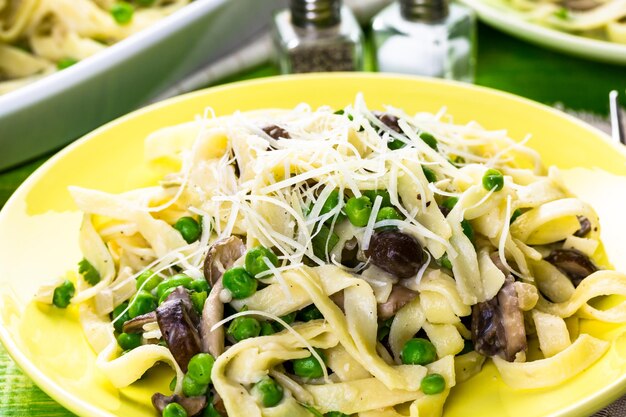 Fettuccine fresco con salsa cremosa de champiñones.