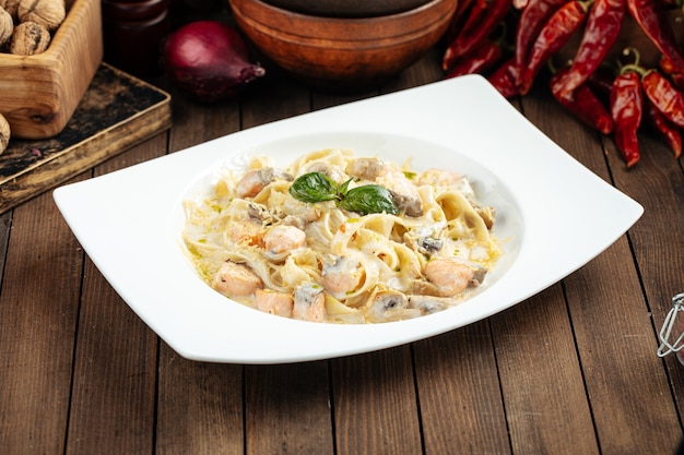 Fettuccine mit Lachs und Lauch in Sahnesauce