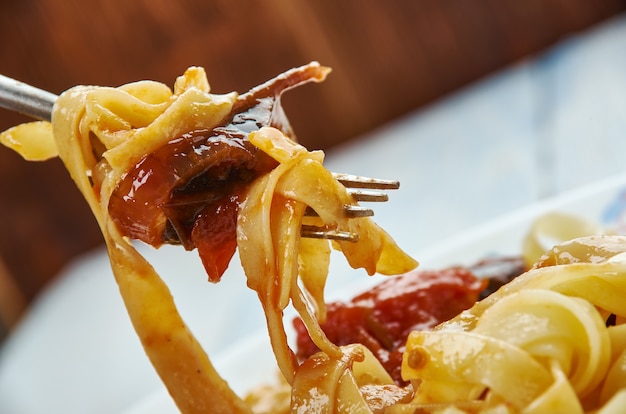 Fettuccine mit Tomaten-Auberginensauce, Nahaufnahme