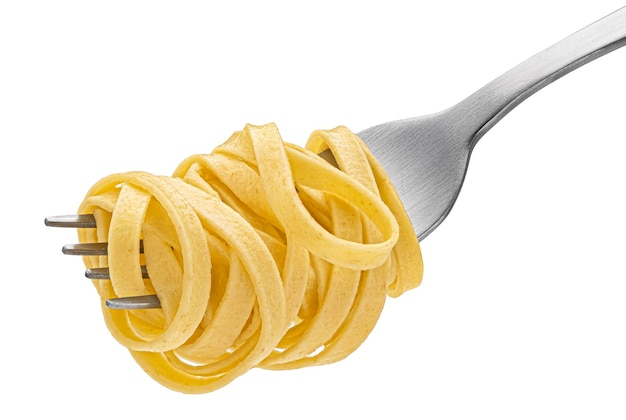 Fettuccine no garfo espaguete isolado no fundo branco