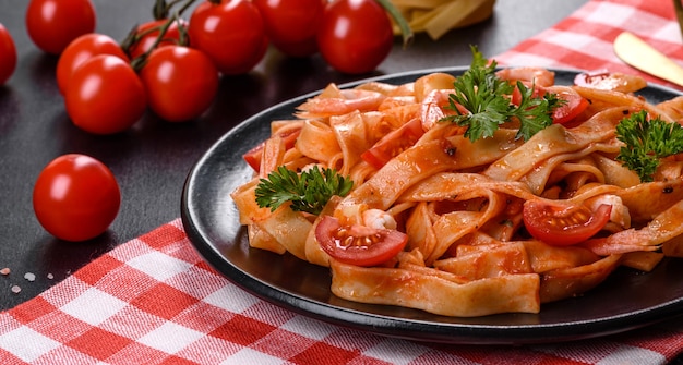 Fettuccine-Nudeln mit Garnelen, Kirschtomaten, Sauce, Gewürzen und Kräutern