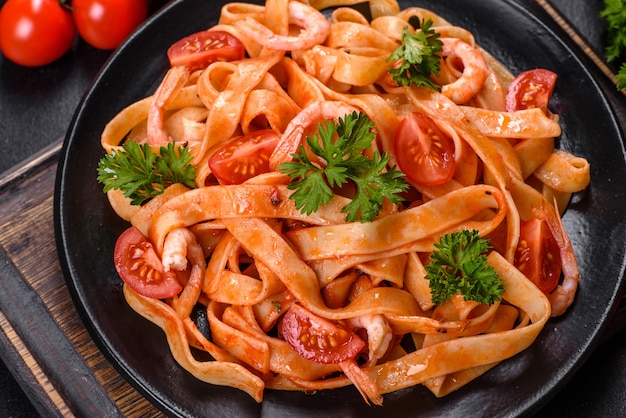 Fettuccine-Nudeln mit Garnelen, Kirschtomaten, Sauce, Gewürzen und Kräutern