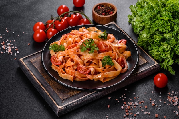 Fettuccine-Nudeln mit Garnelen, Kirschtomaten, Sauce, Gewürzen und Kräutern