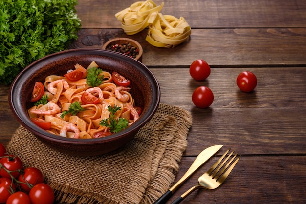 Fettuccine-Nudeln mit Garnelen, Kirschtomaten, Sauce, Gewürzen und Kräutern