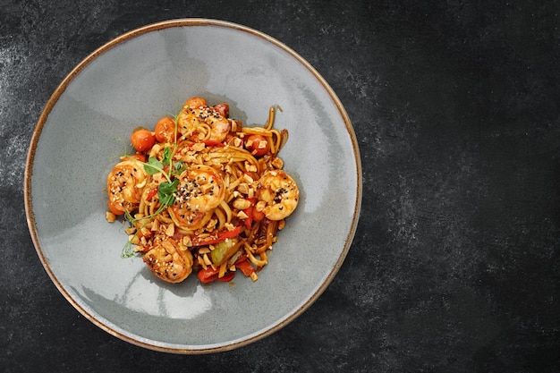 Fettuccine-Nudeln mit Garnelen und Tomaten