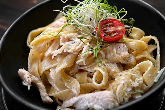 Fettuccine-Nudeln mit Huhn und Käse