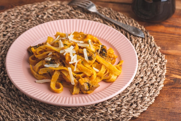 Fettuccine-Nudeln mit Kürbissauce und Pilzen