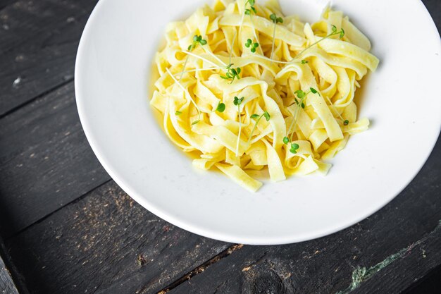 Fettuccine o tagliatelle pasta macarrones bocadillo en la mesa copia espacio comida rústica de fondo