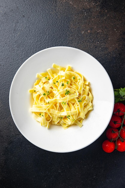 Fettuccine o tagliatelle pasta macarrones bocadillo en la mesa copia espacio comida rústica de fondo