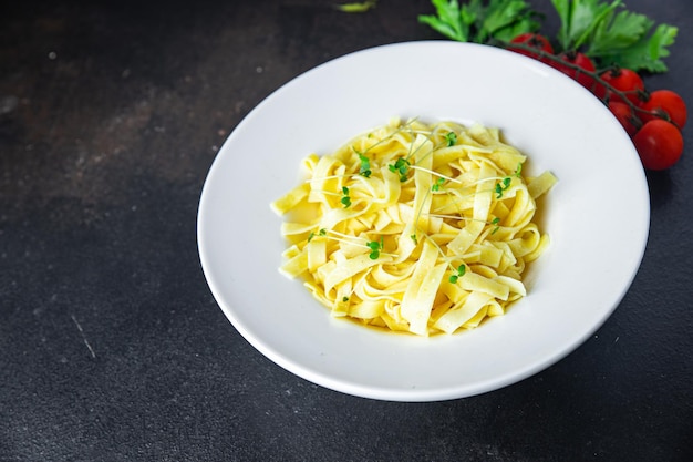 Fettuccine o tagliatelle pasta macarrones bocadillo en la mesa copia espacio comida rústica de fondo