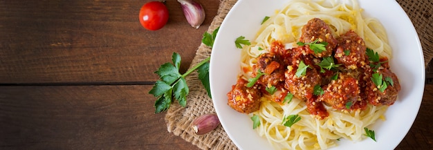 Foto fettuccine pasta con albóndigas en salsa de tomate