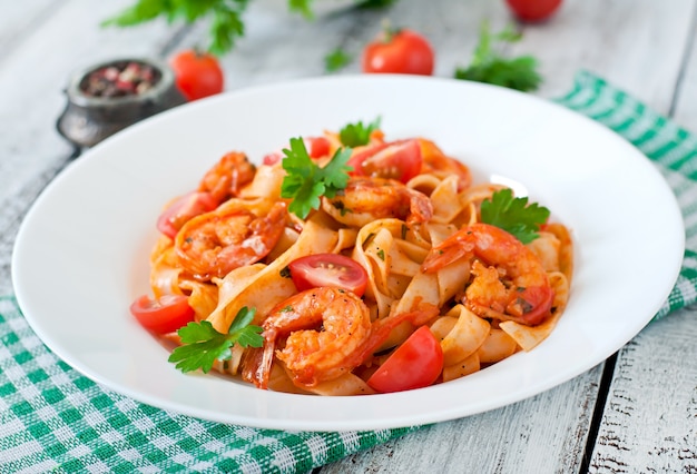 Fettuccine pasta con camarones, tomates y hierbas