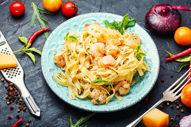 Fettuccine de pasta italiana con camarones en un plato