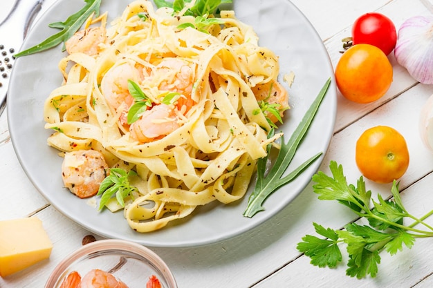 Fettuccine de pasta italiana con camarones en un plato