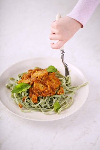 Fettuccine de pasta con salsa boloñesa