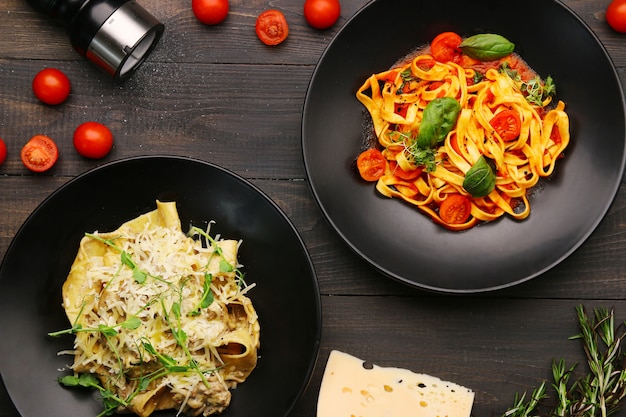 Fettuccine pasta con tomate y hierbas, salsa y albahaca