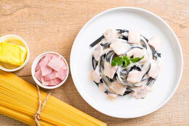 fettuccine preto espaguete carbonara presunto