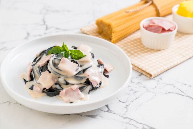 fettuccine spaghetti carbonara de jamón negro