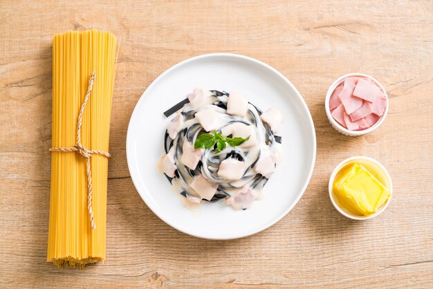 fettuccine spaghetti carbonara de jamón negro