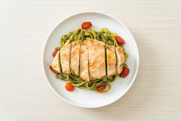 Fettuccine-Spaghetti-Nudeln in Pesto-Sauce mit gegrilltem Hähnchen