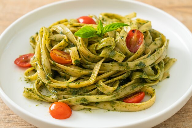 Fettuccine Spaghetti Pasta mit Pestosauce und Tomaten - vegane und vegetarische Küche