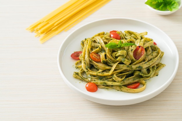 Fettuccine Spaghetti Pasta mit Pestosauce und Tomaten - vegane und vegetarische Küche