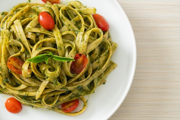 Fettuccine Spaghetti Pasta mit Pestosauce und Tomaten - vegane und vegetarische Küche