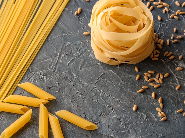 Fettuccine, spaghetti, penne, fusilli de trigo duro y granos de trigo