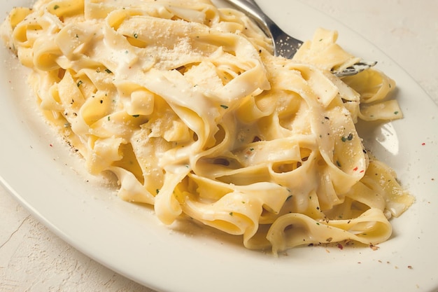 Fettuccine tagliatelle en salsa de ajo cremosa pasta carbonaro de la cocina tradicional italiana