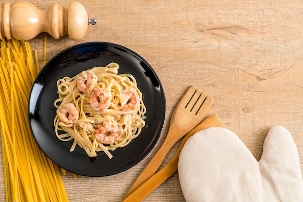 Fettuccini-Nudeln mit Garnelen