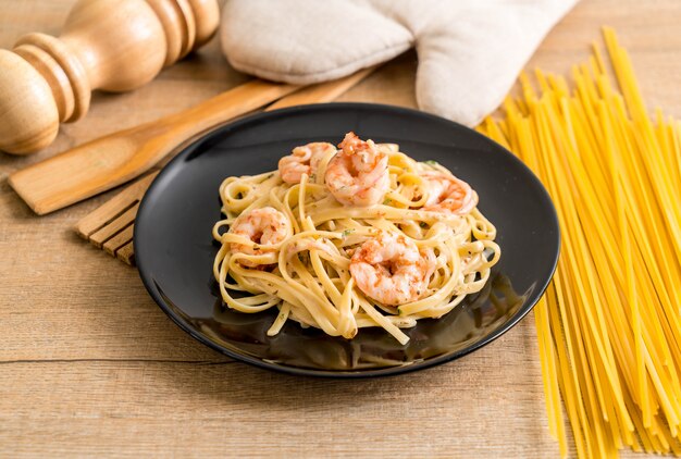 Fettuccini-Nudeln mit Garnelen