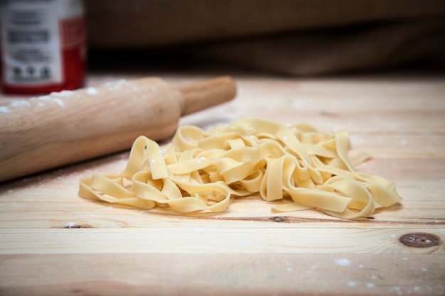 Fettuccini pasta italiana con perejil y pimientos picantes.