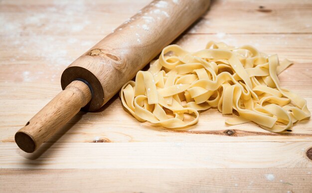 Fettuccini pasta italiana con perejil y pimientos picantes.