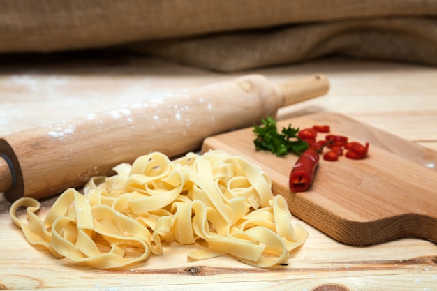 Fettuccini pasta italiana con perejil y pimientos picantes.