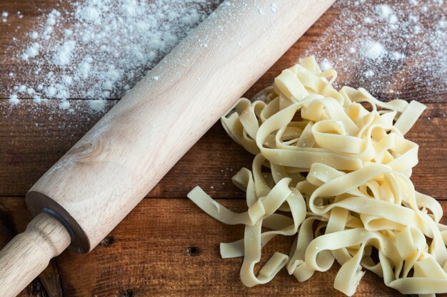 Fettuccini pasta italiana con perejil y pimientos picantes.