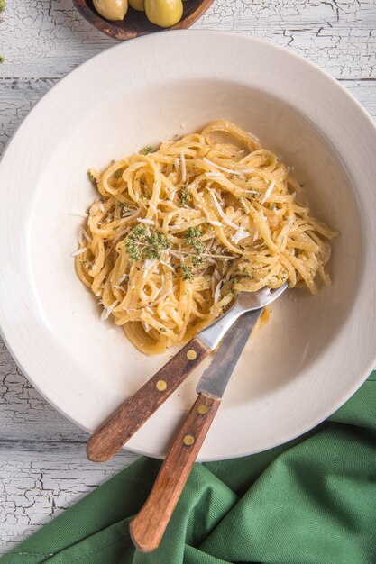 Fettucini Alfredo em um prato com azeitonas