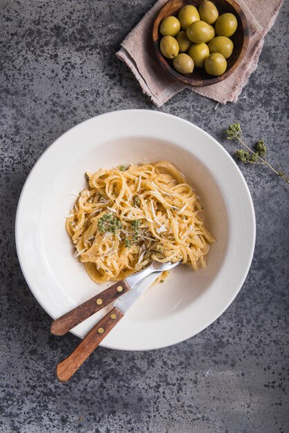 Fettucini Alfredo in einem Teller mit Oliven