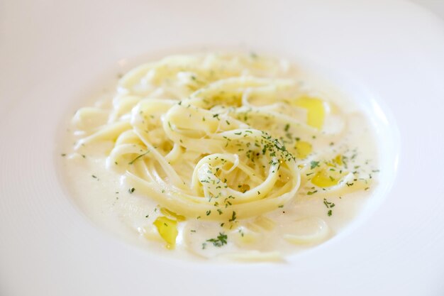 Fettucini-Nudeln mit Käse, italienisches Essen