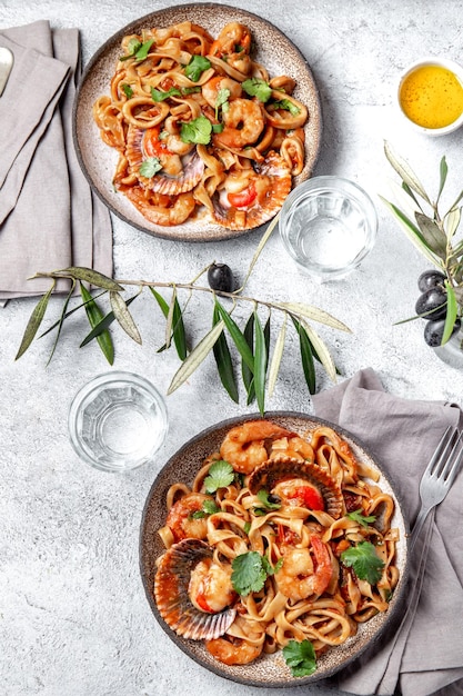 Fettucini de pasta de marisco desea vieiras en una mesa