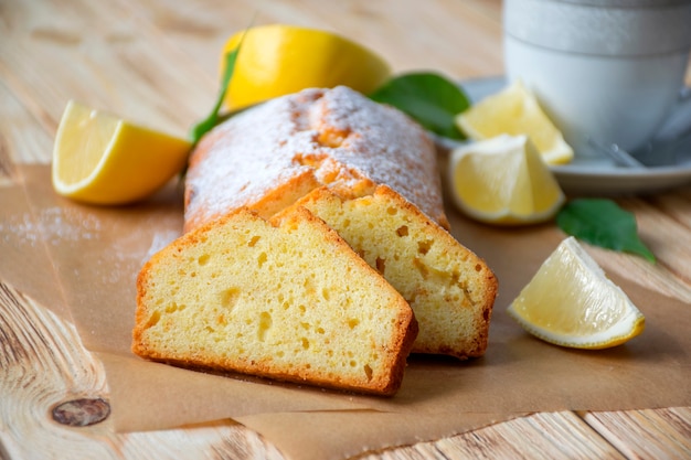 Feuchter Zitronen-Pfund-Kuchen mit Zuckerpulver auf Pergament