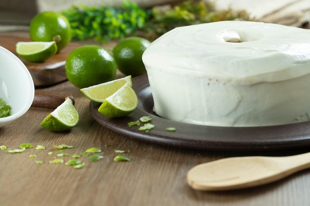 Feuchter Zitronenfruchtkuchen auf Teller mit Zitronenscheiben auf Holztisch Köstliches Frühstück traditionelle Teezeit Rezept für Zitronenkuchen