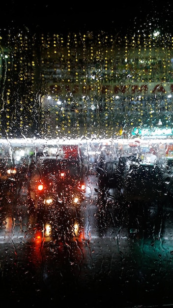 Foto feuchtes glasfenster in der regenzeit in der nacht