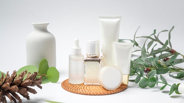 Feuchtigkeitscremeflasche über Blatthintergrundstudioverpackung und Hautpflegeschönheitskonzeptx9