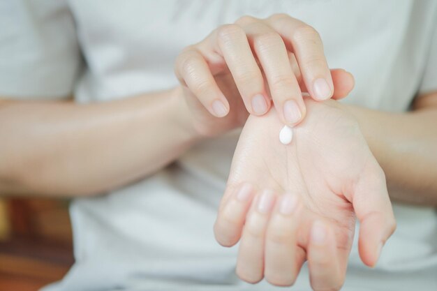Feuchtigkeitsspendende Handcreme für Frauen Konzept der Gesundheitspflege der Hand