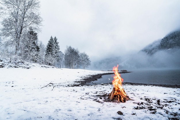 Feuer am Bergsee